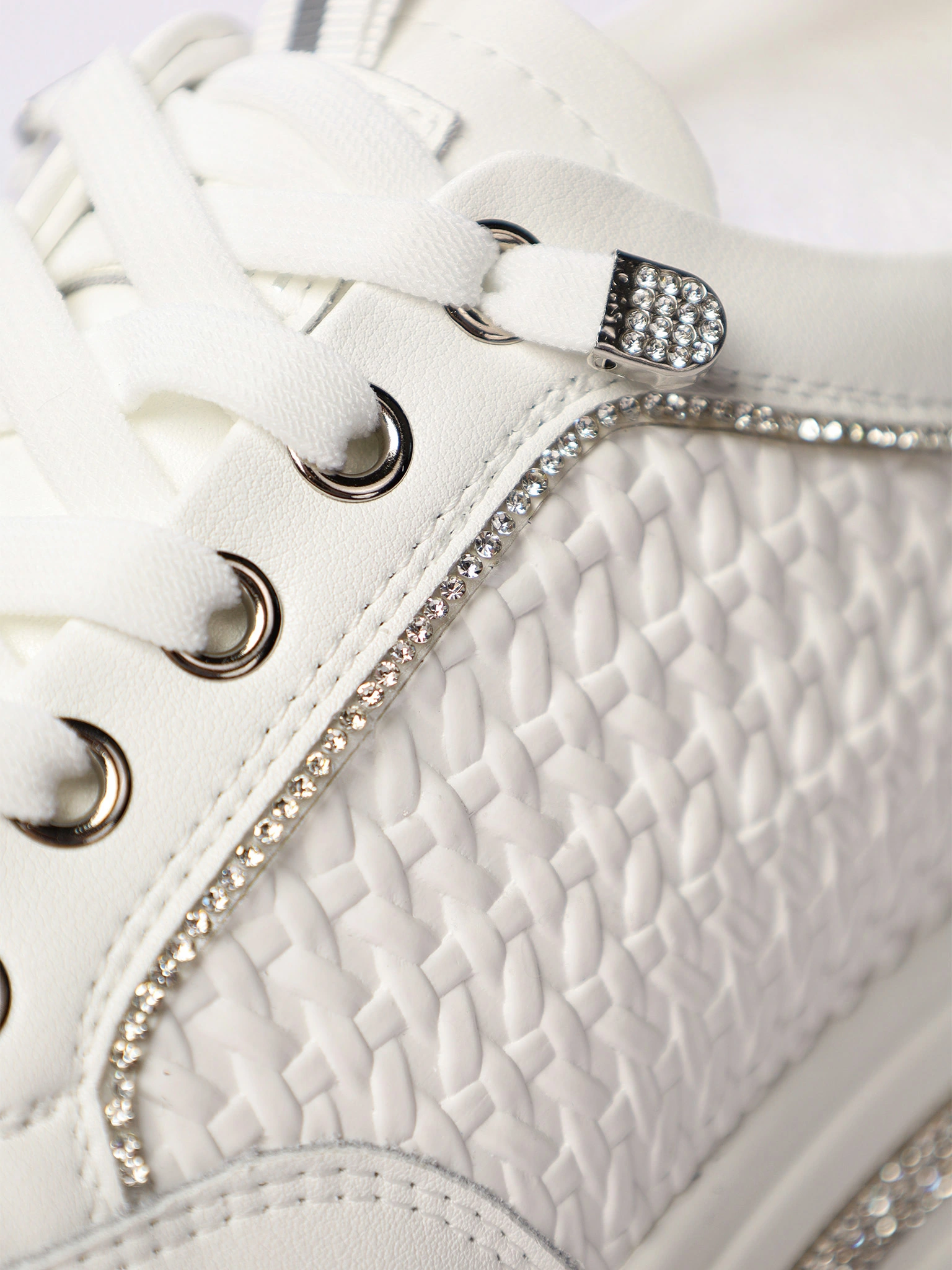 Кеды белого цвета со стразами на высокой платформе